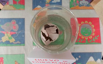 COMIENZA A RASGARSE EL HUEVO DE DINOSAURIO